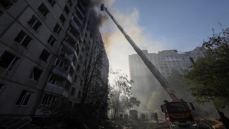 У Харкові було звільнено тіло жінки з багатоквартирного будинку, який постраждав від авіабомби, повідомляє прокуратура.