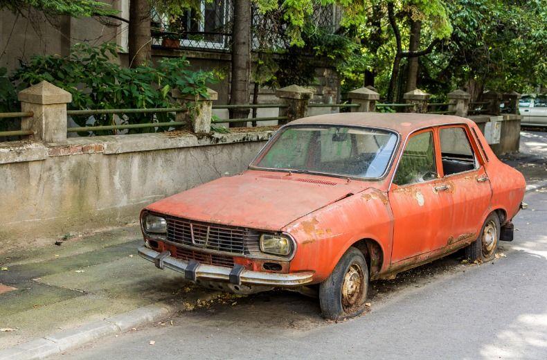 У Львові планують прибирати залишені автомобілі з вулиць, а згодом їх продаватимуть - повідомляє Львівська Пошта.