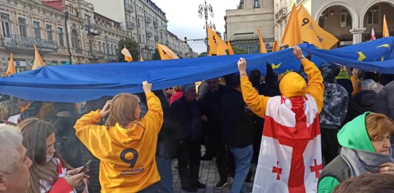 У Тбілісі розпочалася акція на підтримку європейських цінностей, де учасники тримали в руках прапори ЄС та України.