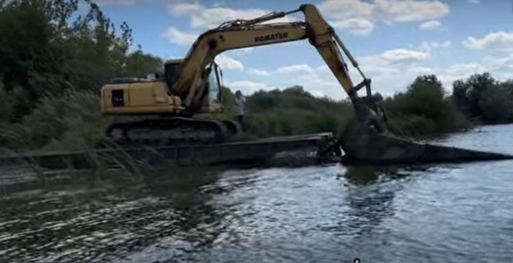 У Рівному продемонстрували процес підйому 9-тонного мосту з дна Басівкутського озера (ВІДЕО). Джерело: Новини Рівного та області - Рівне Вечірнє.